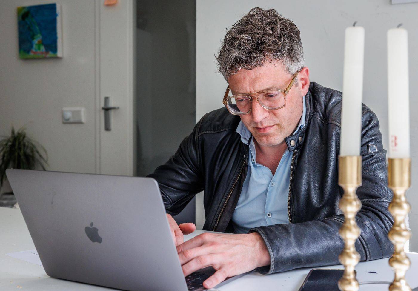 ‘De overheid die ik intensief hielp, keert zich met massief geweld tegen mij’ 